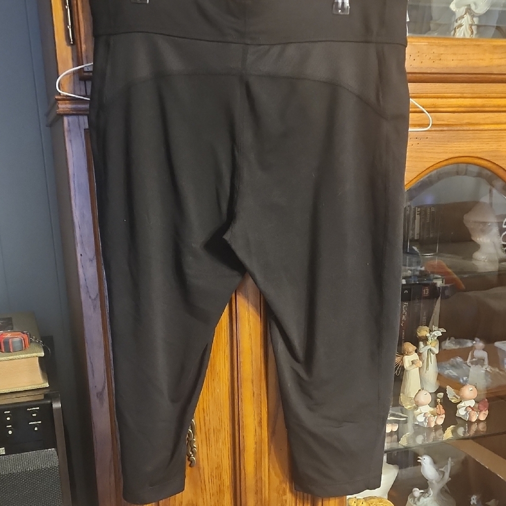 🆓️w/Purchase~Danskin Black Capri Leggings B5 - Picture 3 of 7